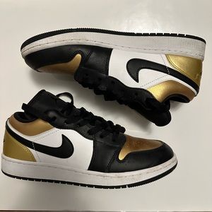 Jordan 1 low OG gold toe. Size 7Y